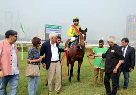 Mrs and Mr Vijay Shrike, D R Thacker and trainer Pesi Shroff leading in King Ke (S Siddharth up), winner of Maharashtra, Gujarat & Goa - Area Trophy at Mumbai on Sunday.